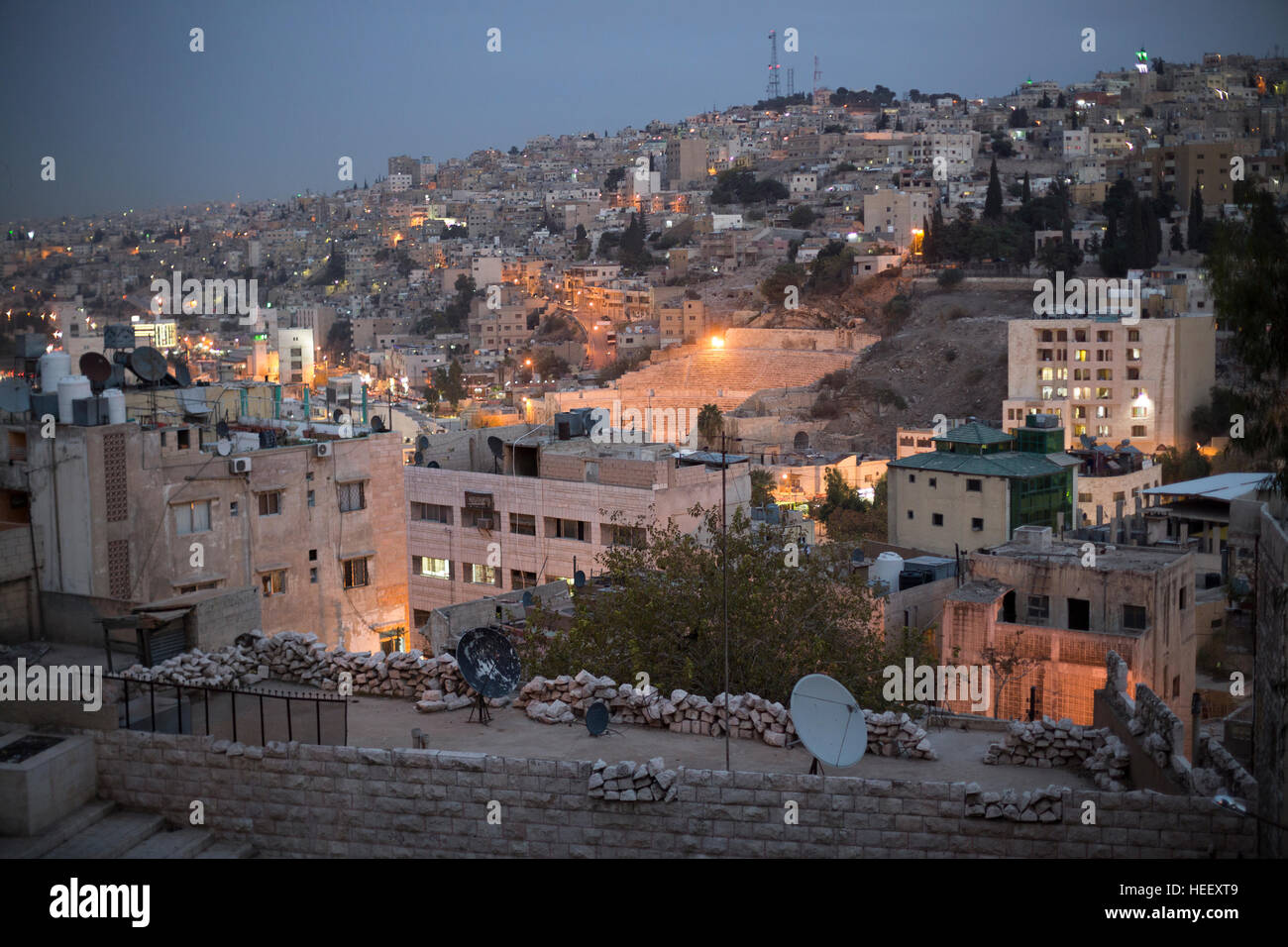 Nächtliche Straßenszene in Amman, Jordanien zeigt das antike römische Amphitheater. Stockfoto