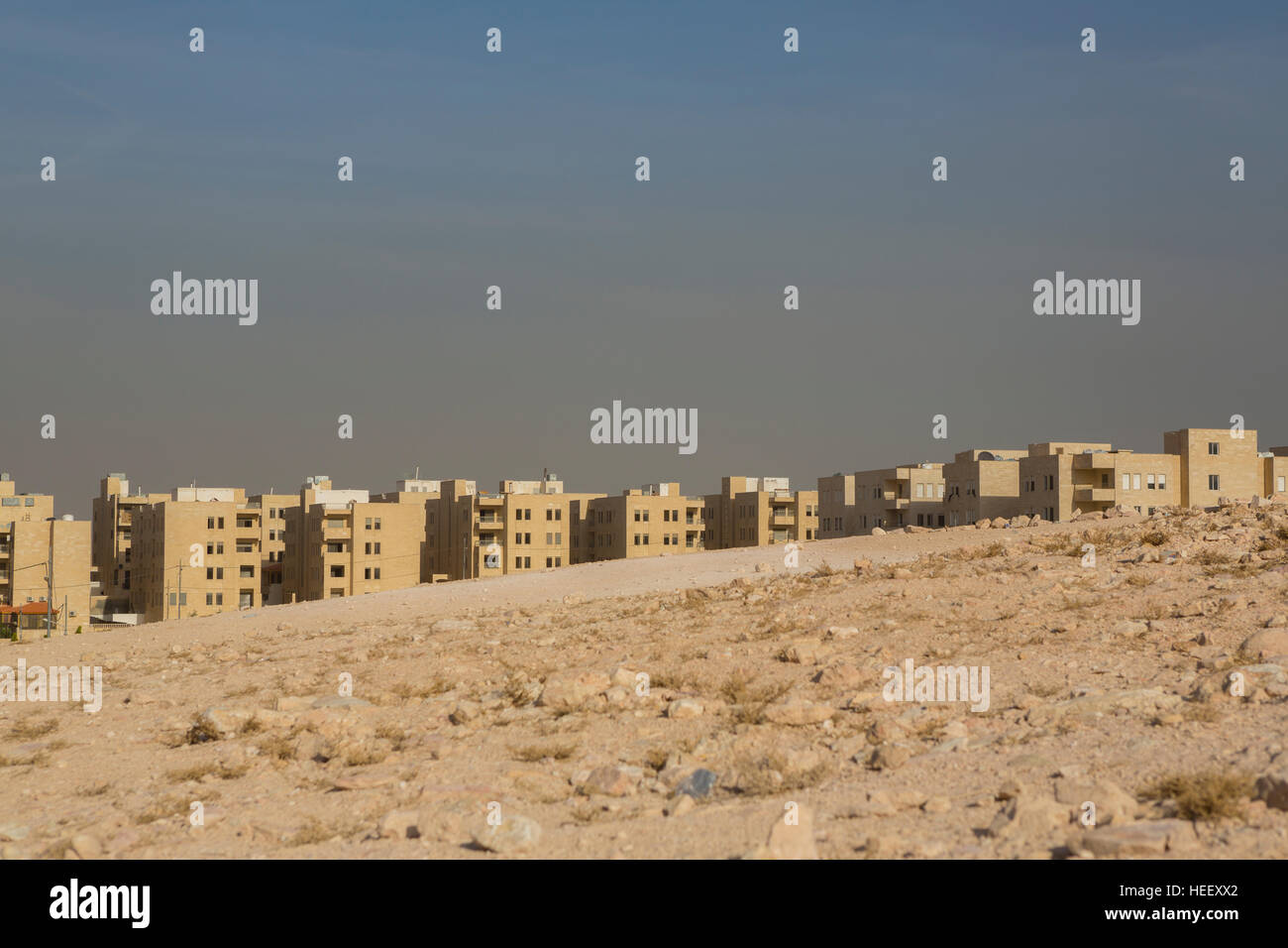 Stadt-Szene zeigt jordanischen Architektur in weitläufigen Zarqa, Jordanien. Stockfoto