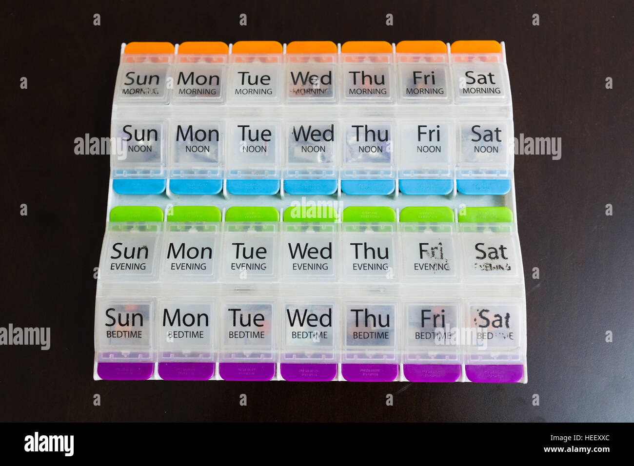 12:00 Taster wöchentliche Veranstalter Case Box Halter Tabletteneinteiler Stockfoto