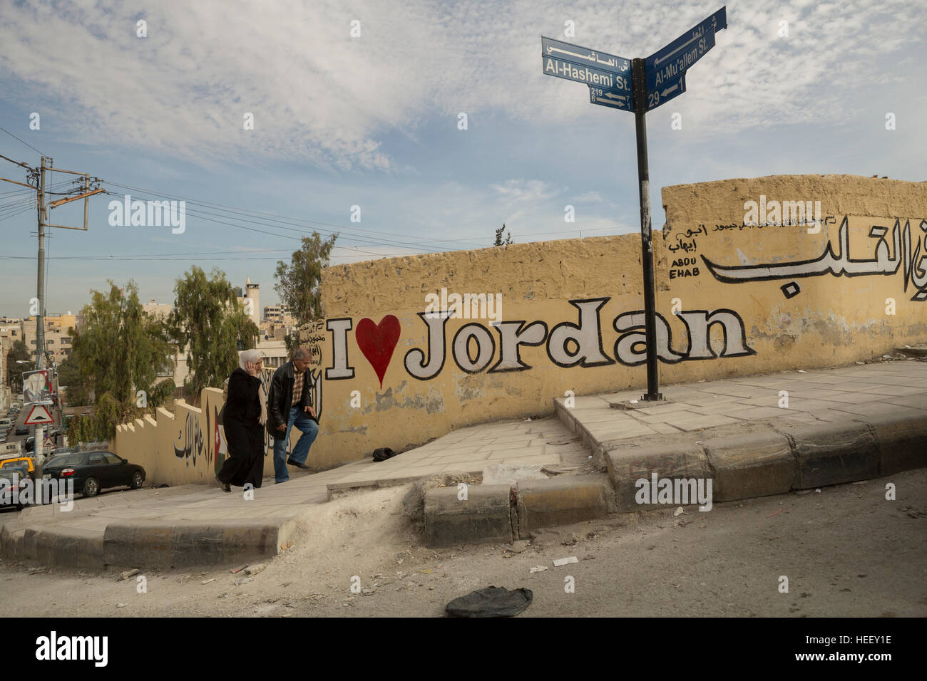 Stadtszene in weitläufigen Zarqa, Jordanien mit einem 'Ich liebe Jordan' Wandbild. Stockfoto