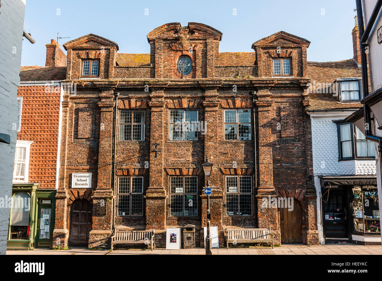 England, Roggen. Gebäude, alte Roggen Gymnasium, jetzt einen Plattenladen in der High Street. Große, imposante Backsteingebäude mit 3 Etagen. Stockfoto