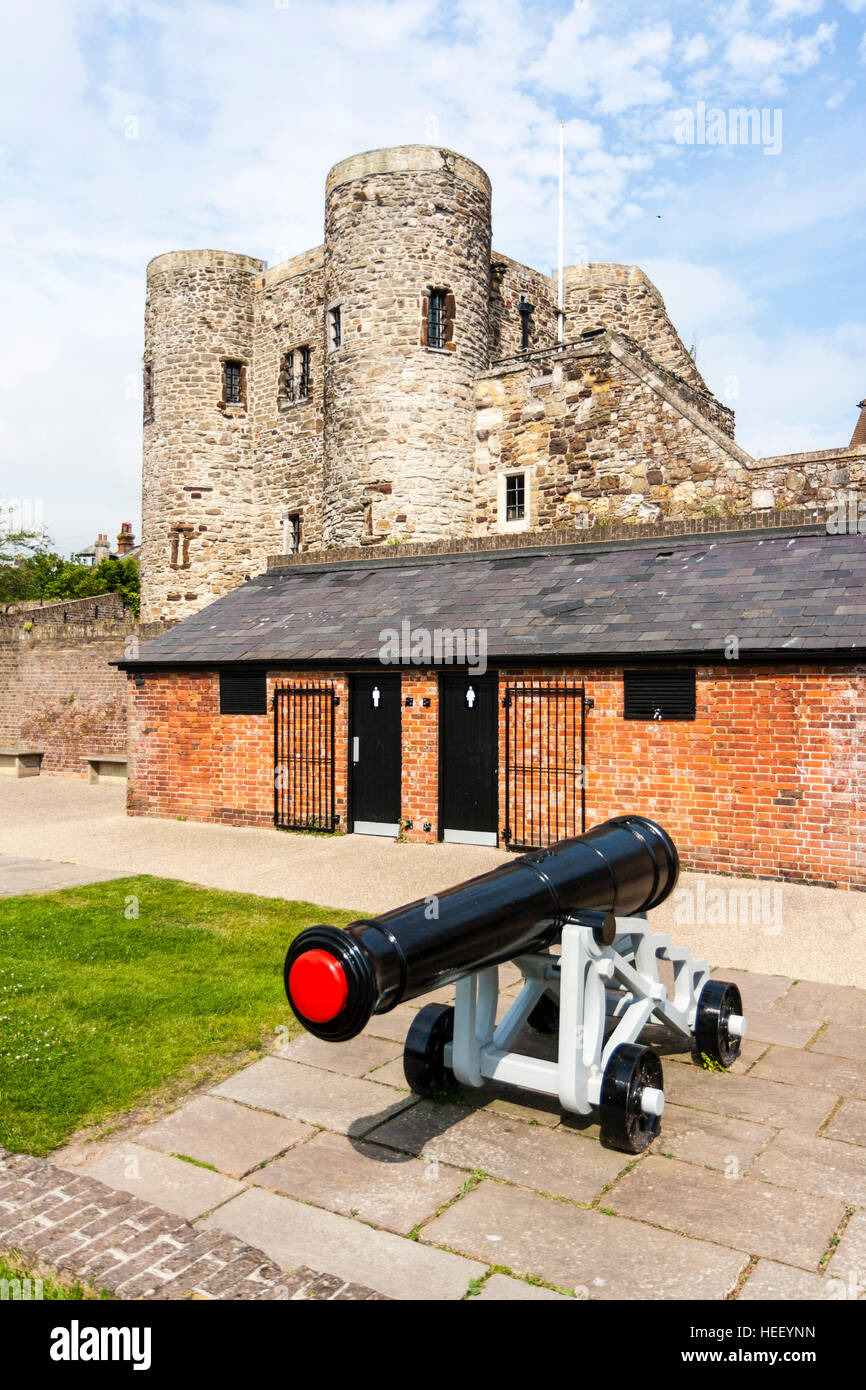 England, historischen Hafen Stadt Rye. 13. jahrhundert Ypern Turm Schloss und Museum. Formal 'Baddings Turm' und die Waffe Garten mit Kanone. Stockfoto