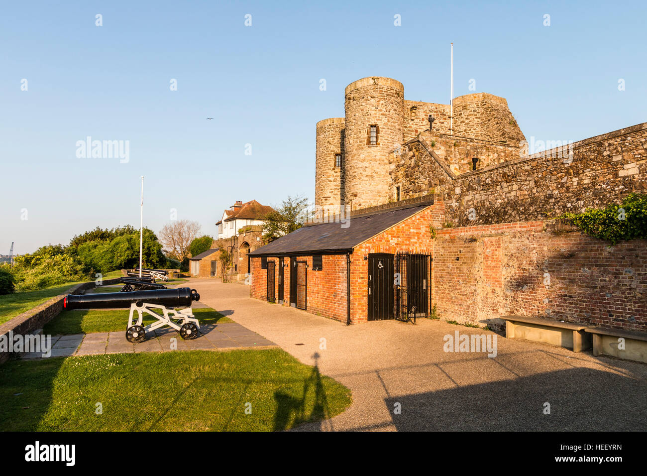 England, historischen Hafen Stadt Rye. 13. jahrhundert Ypern Turm Schloss und Museum. Formal 'Baddings Turm' und die Waffe Garten mit Kanone. Stockfoto