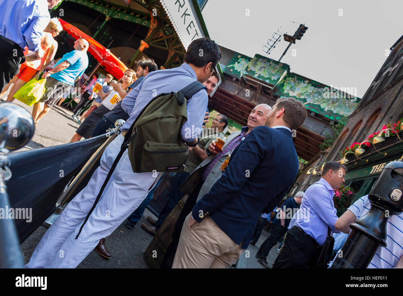 Sommer Mittagessen Zeit Drink im Pub Markt Porter im Borough Market, London, England, Vereinigtes Königreich, Stockfoto