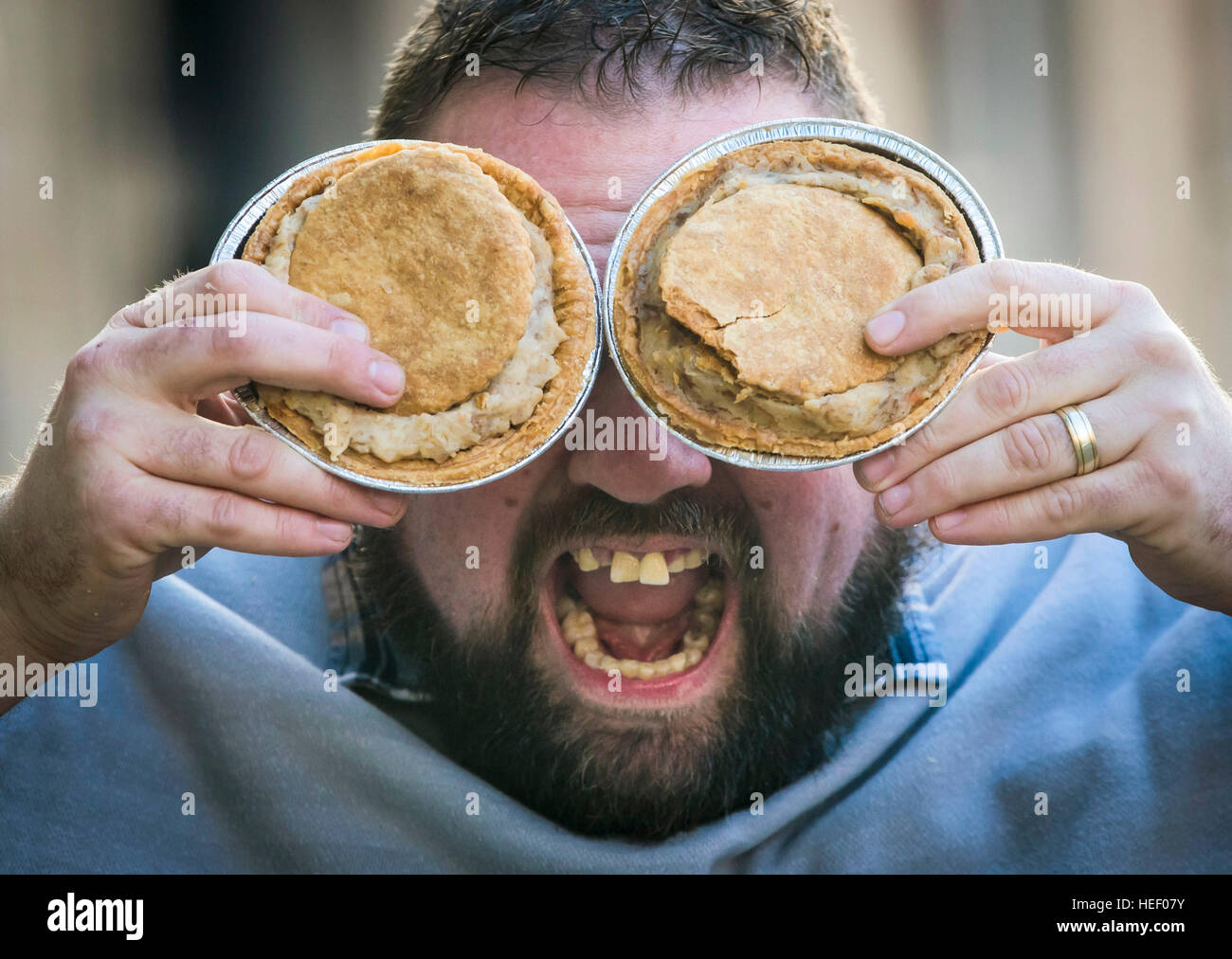 Welt Pie Essen Champion 2016 Martin Appleton-Clare, die seine Torte in 45,5 Sekunden bei den Kuchen essen Weltmeisterschaften in Wigan aß. Stockfoto