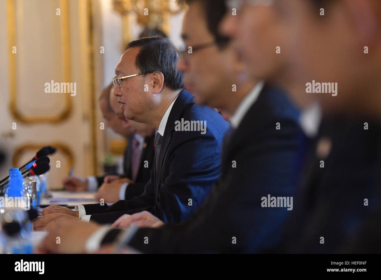 Chinesischen Staat Stadtrat Yang Jiechi spricht mit Außenminister Boris Johnson (unsichtbaren) während UK-China Strategic Dialogue im Lancaster House, London. Stockfoto