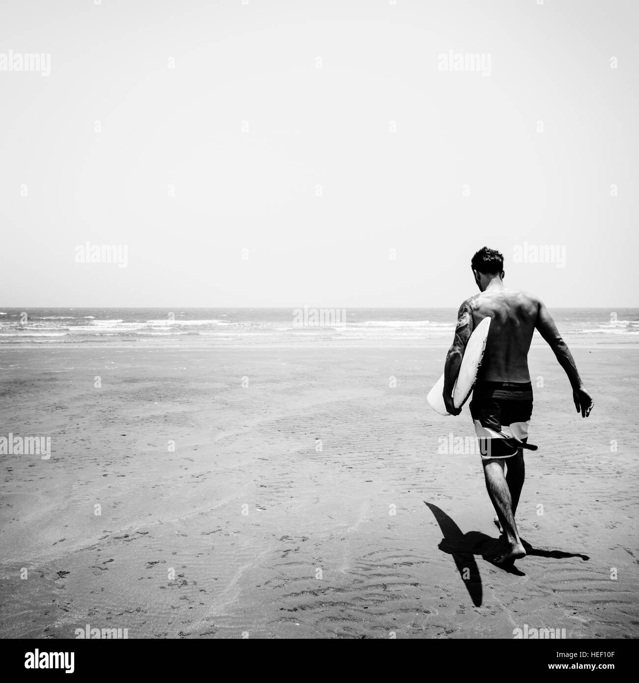 Mann Strand Sommer Urlaub Urlaub Surfen Konzept Stockfoto