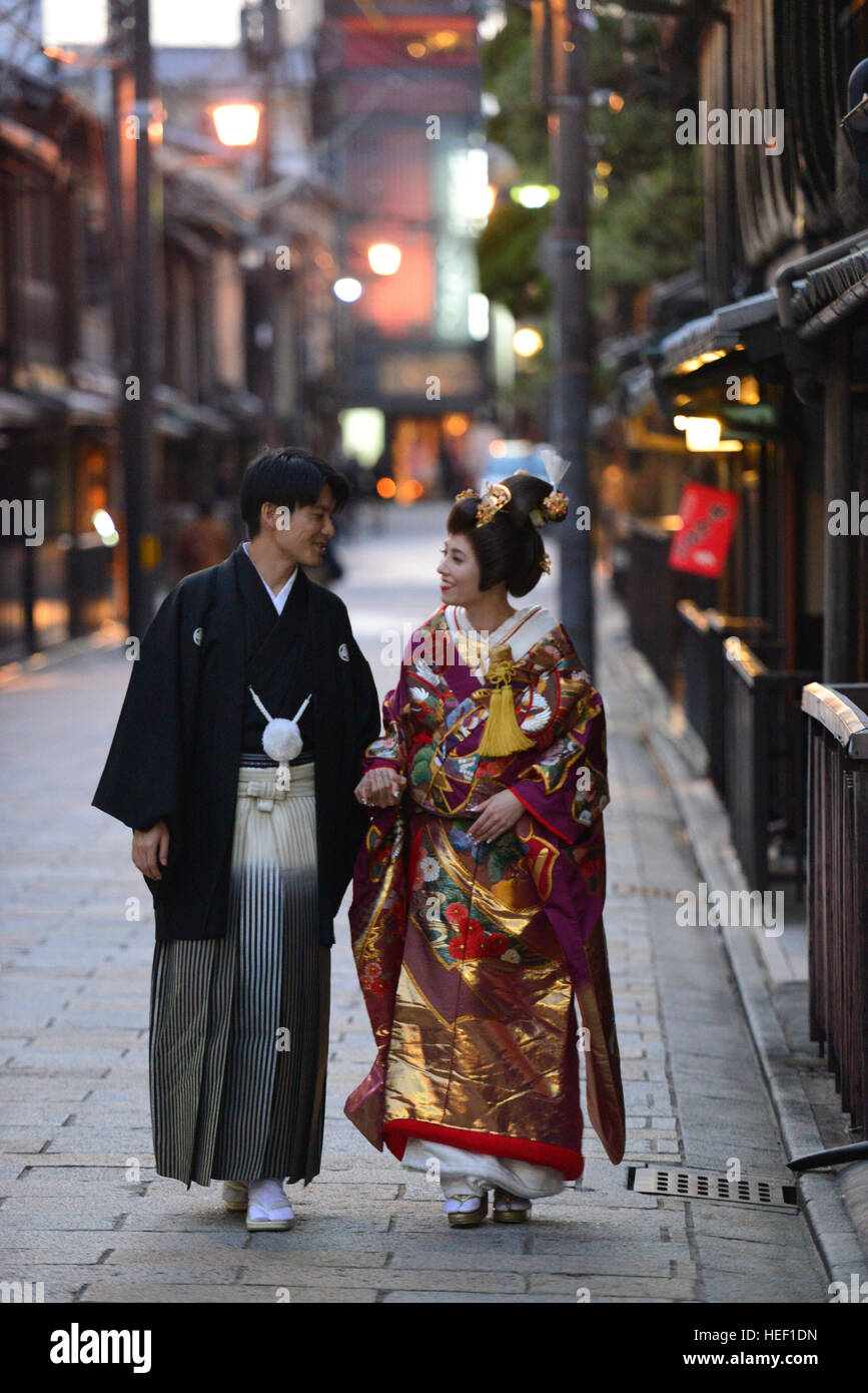 Paar in Tracht, die zu Fuß in der Altstadt Shimbashi Gion, Kyoto, Japan Stockfoto