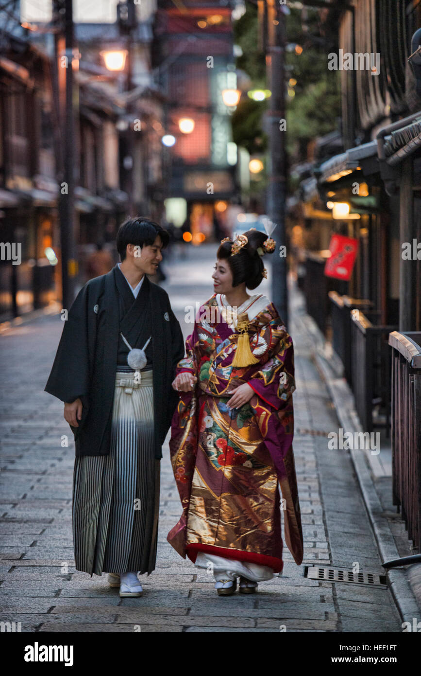 Paar in Tracht, die zu Fuß in der Altstadt Shimbashi Gion, Kyoto, Japan Stockfoto