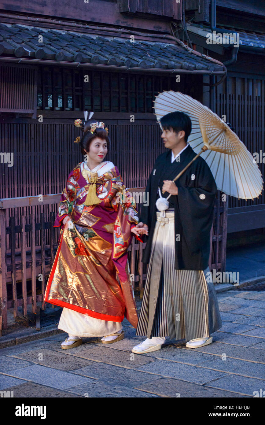 Paar in traditionellen Kostümen in der Altstadt von Shimbashi Gion, Kyoto, Japan Stockfoto