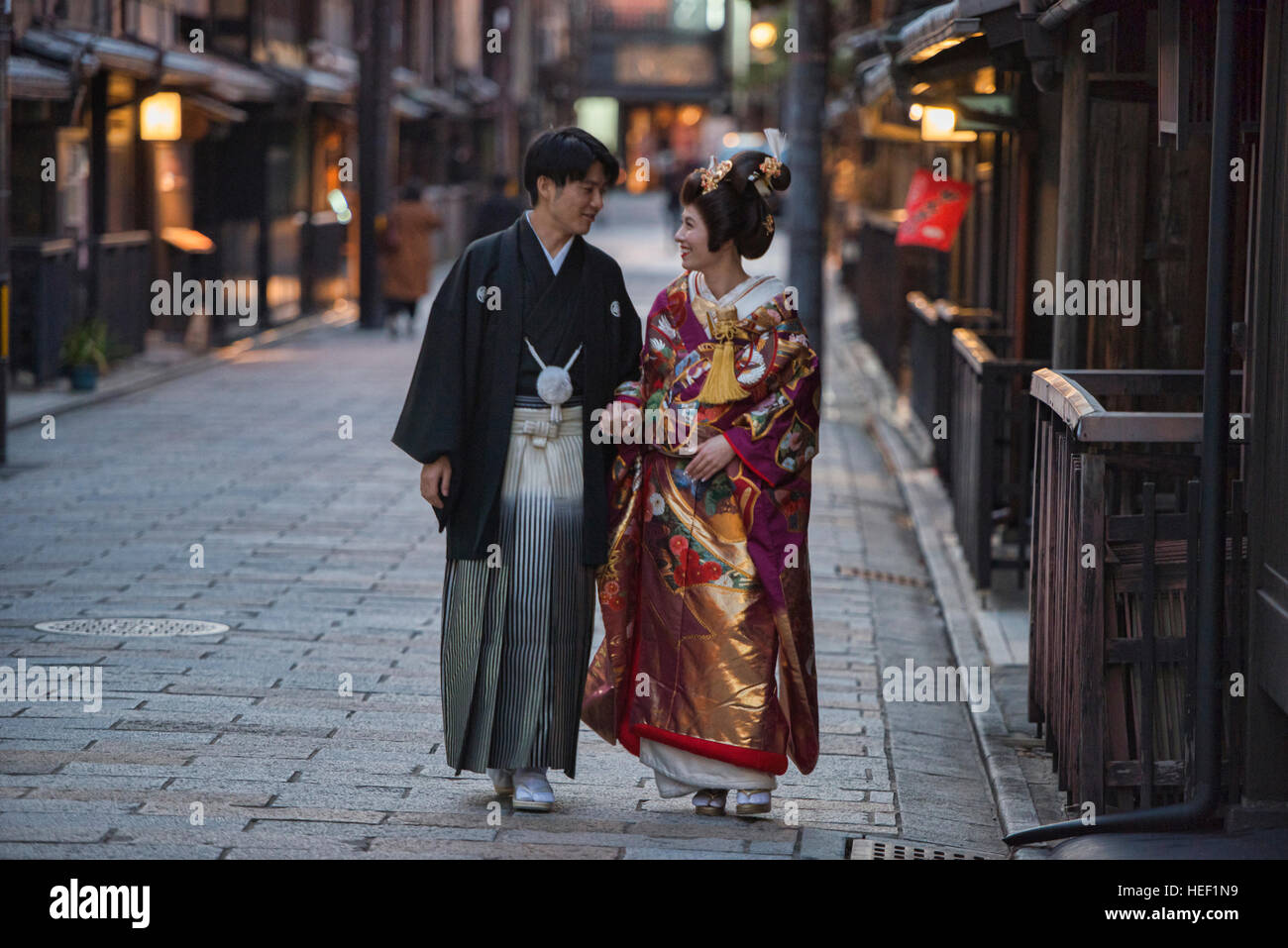 Paar in traditionellen Kostümen in der Altstadt von Shimbashi Gion, Kyoto, Japan Stockfoto