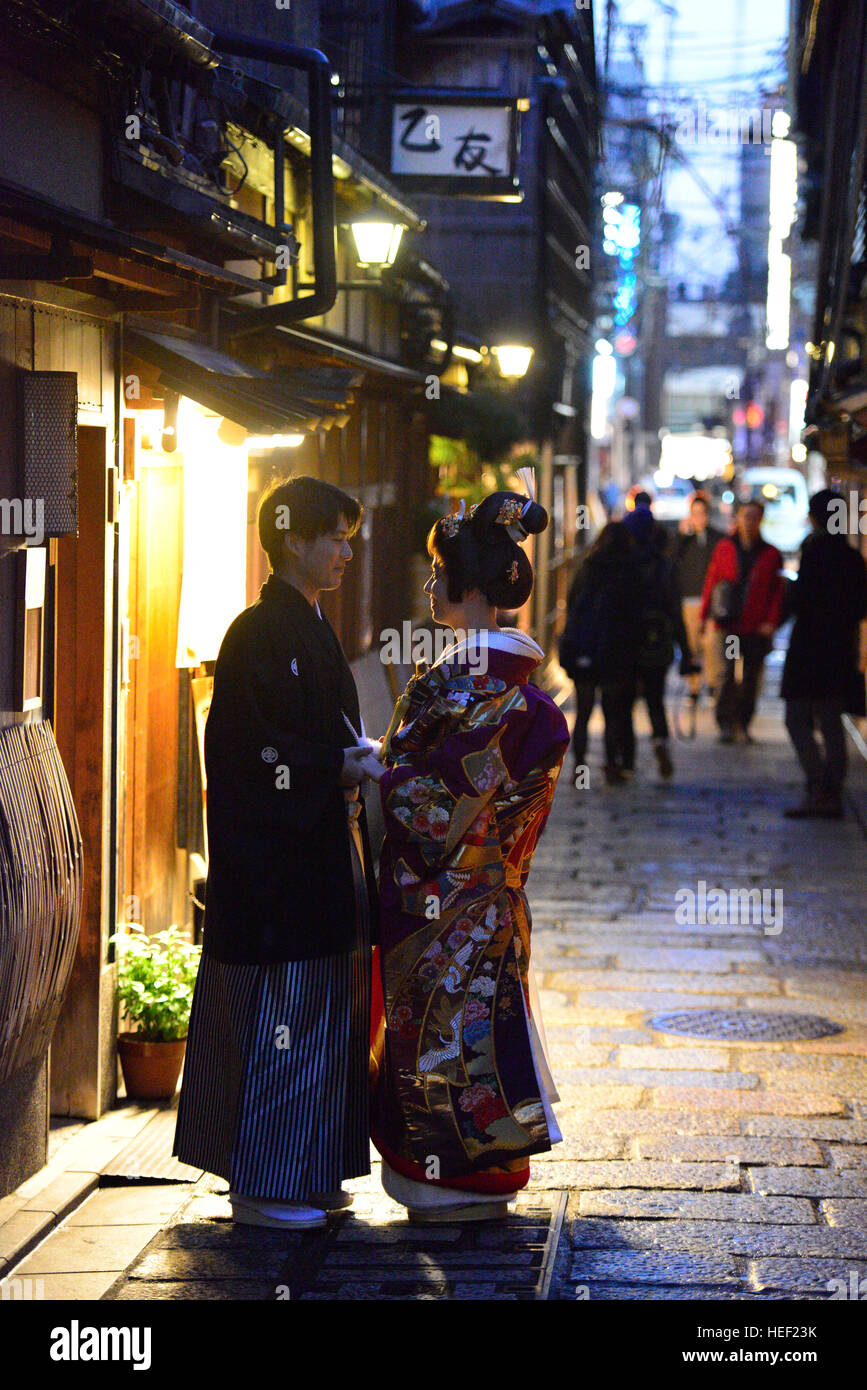 Paar in traditionellen Kostümen in der Altstadt von Shimbashi Gion, Kyoto, Japan Stockfoto