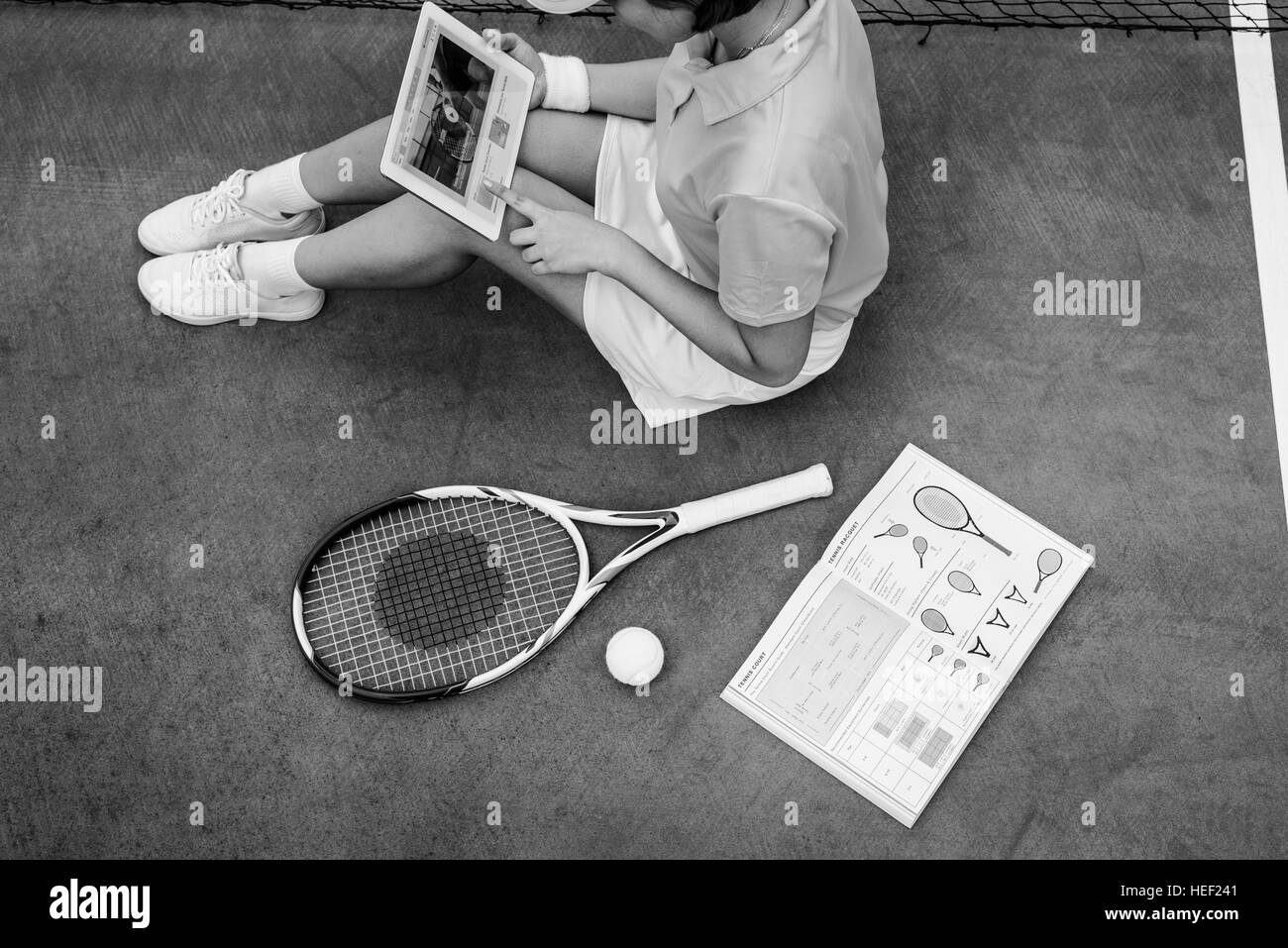 Asiatische Frau lesen Tennis-Skills-Buch-Konzept Stockfoto