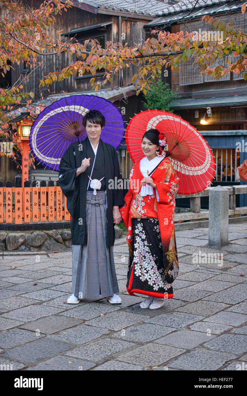 Paar in traditionellen Kostümen in der Altstadt von Shimbashi Gion, Kyoto, Japan Stockfoto