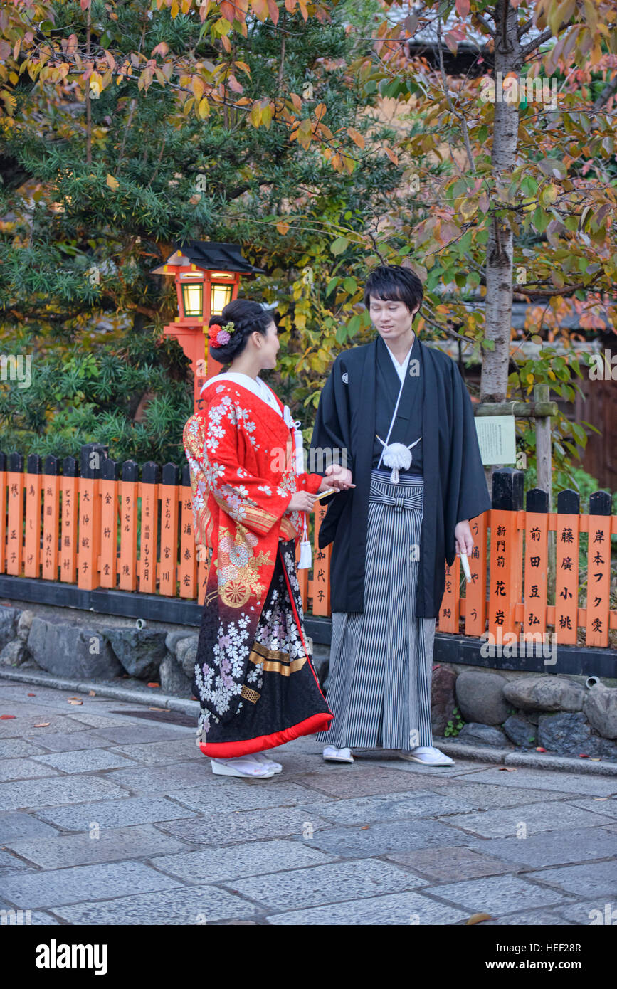 Paar in traditionellen Kostümen in der Altstadt von Shimbashi Gion, Kyoto, Japan Stockfoto
