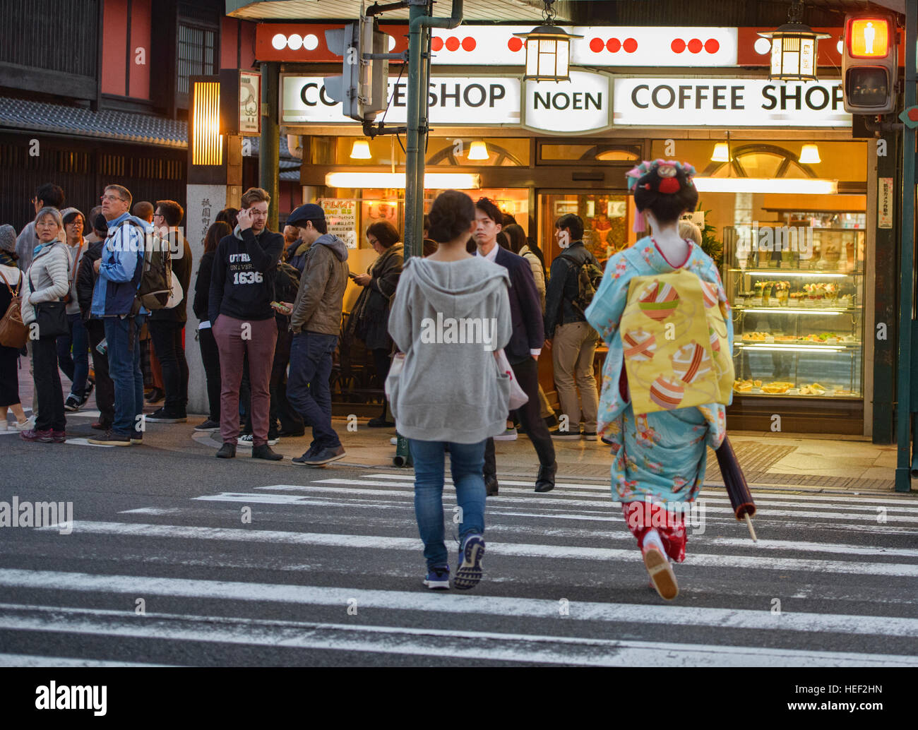 Maiko überqueren der Straße in Gion, Kyoto, Japan Stockfoto