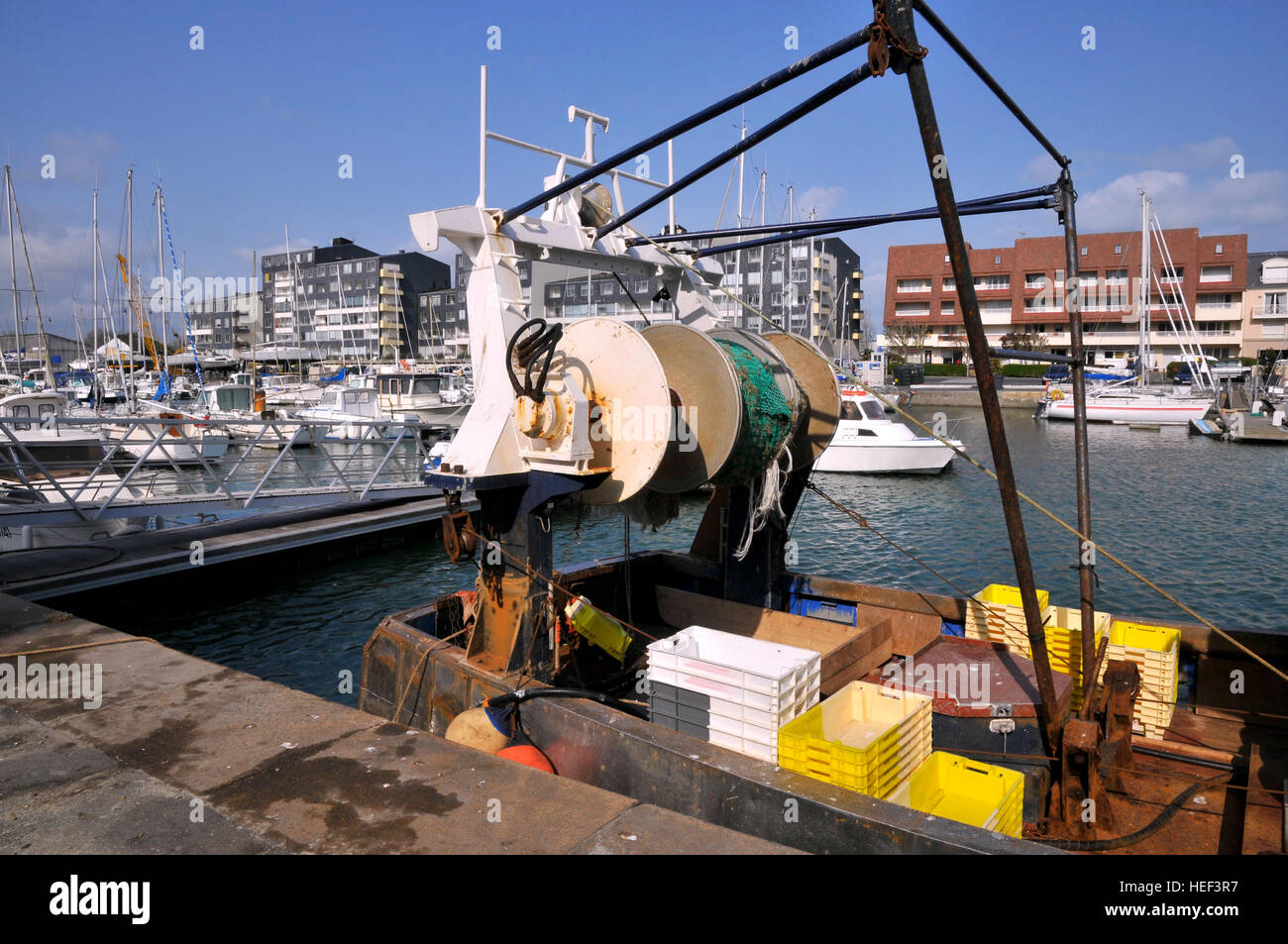 Angelboot/Fischerboot in den Hafen von Courseulles-Sur-Mer im Departement Calvados in der Region Basse-Normandie in Nordfrankreich Stockfoto