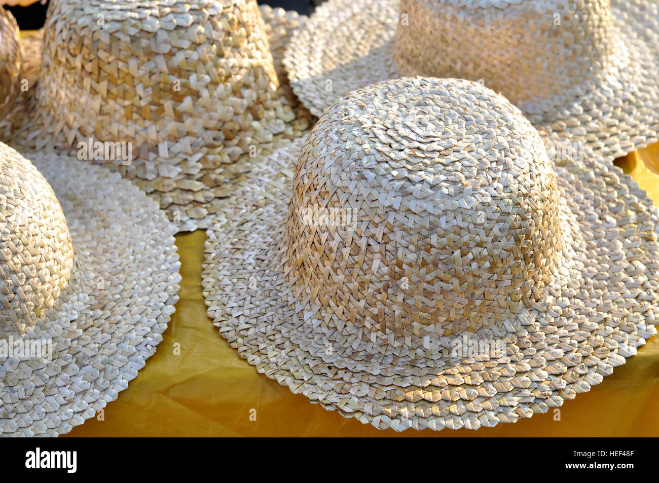 traditionelle ukrainische Strohhüte Stockfoto