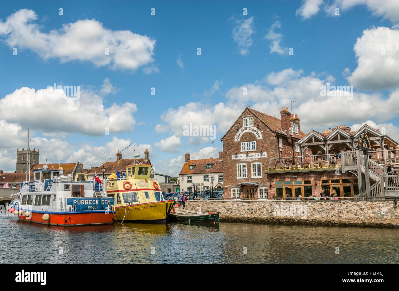 Sightseeing-Schiff und "Die alten kanarischen" Pub im Wareham Wharf am Fluß Frome, Dorset, South East England. Stockfoto