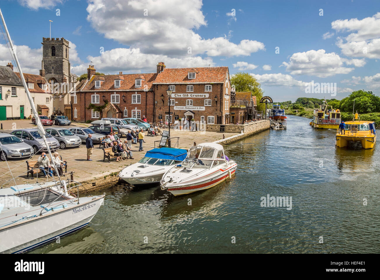 Sightseeing-Schiff und "Die alten kanarischen" Pub im Wareham Wharf am Fluß Frome, Dorset, South East England. Stockfoto