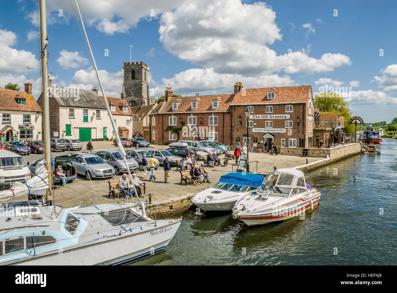 Sightseeing-Schiff und "Die alten kanarischen" Pub im Wareham Wharf am Fluß Frome, Dorset, South East England. Stockfoto