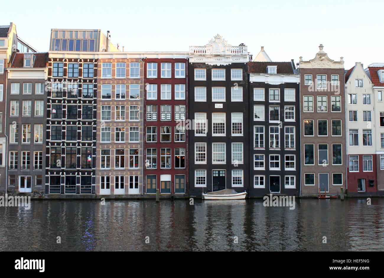 17. Jahrhundert am Wasser Häuser zwischen Warmoesstraat und Damrak Kanal, zentrale Amsterdam, Niederlande. (Gesehen vom Damrak) Stockfoto