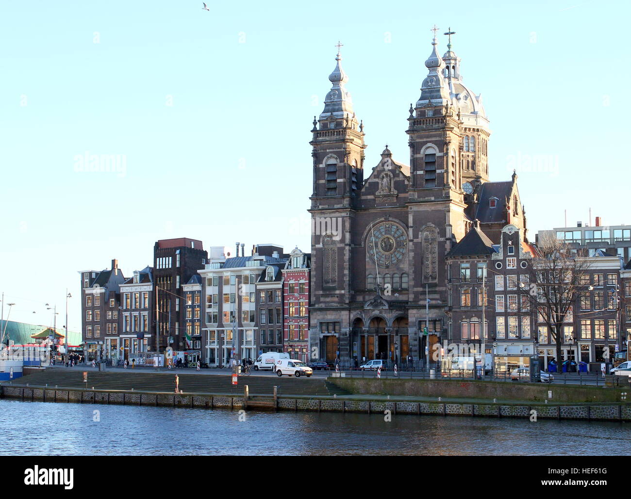 19. Basilika des Heiligen Nikolaus (Basiliek van de Heilige Nicolaas), Amsterdam, The Netherlands am Prins Hendrikkade winter 2016 Stockfoto