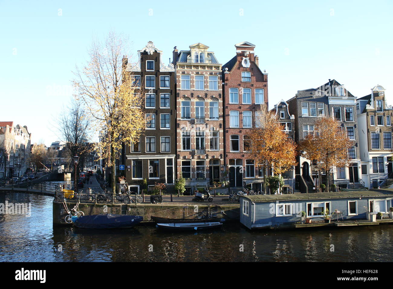 Alte Häuser entlang Herengracht Kanal, Ecke mit Brouwersgracht, Amsterdam, Niederlande, winter 2016/17 Stockfoto