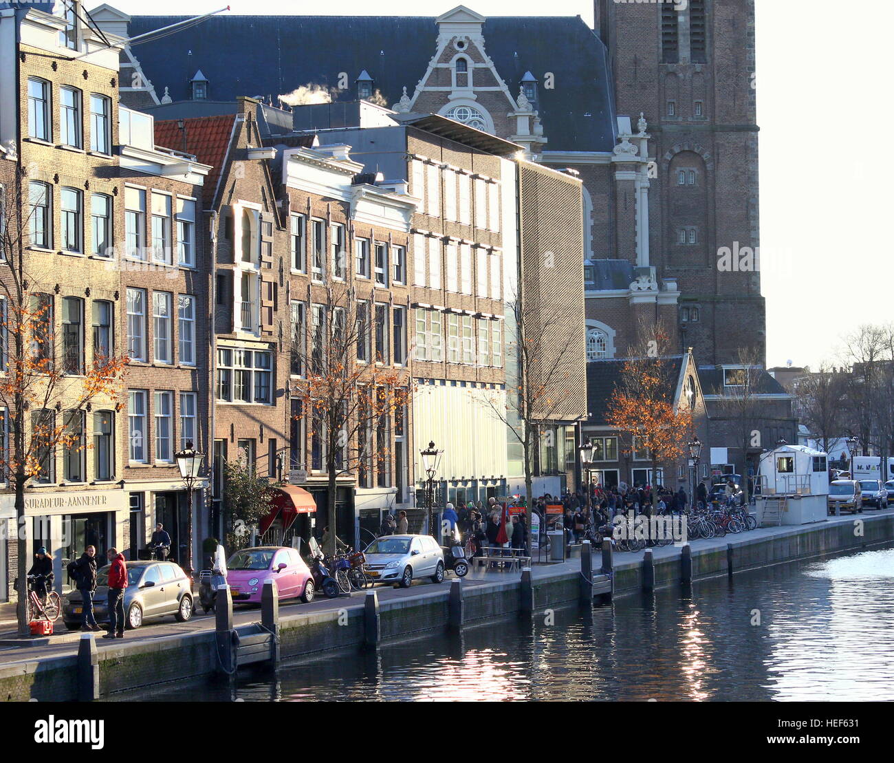 Menschen stehen in der Schlange am Anne-Frank-Haus-Museum (Achterhuis / Hinterhaus) am Prinsengracht Kanal, Amsterdam, winter 2016/17 Stockfoto