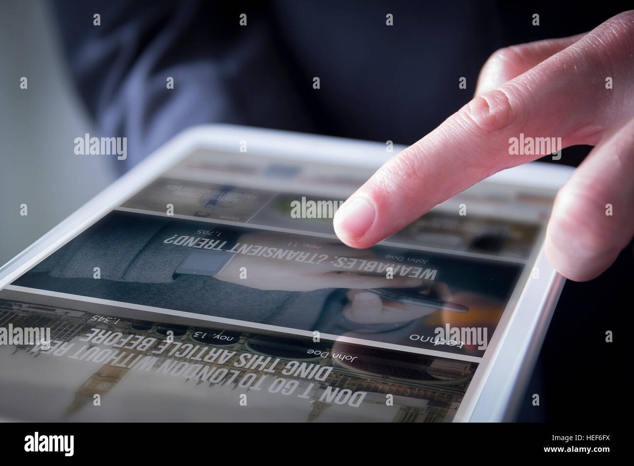 Finger berührt digitale Tablet Blog auf Bildschirm angezeigt Stockfoto
