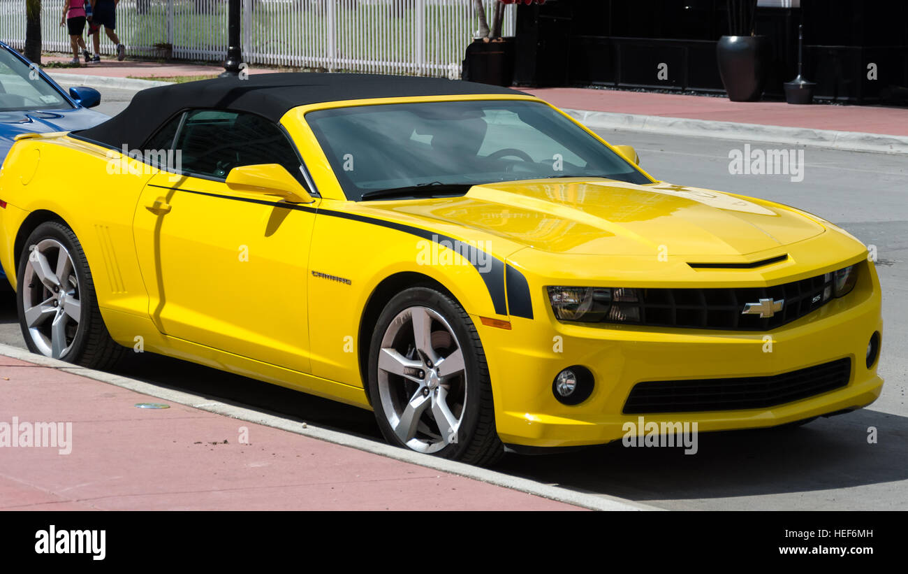 Miami, USA - 23. September 2012: Chevrolet Camaro SS Cabrio auf einer  Straße geparkt. Die fünfte Generation wurde im Jahr 2010 Camaro eingeführt.  Diese Aktienäquivalente Stockfotografie - Alamy