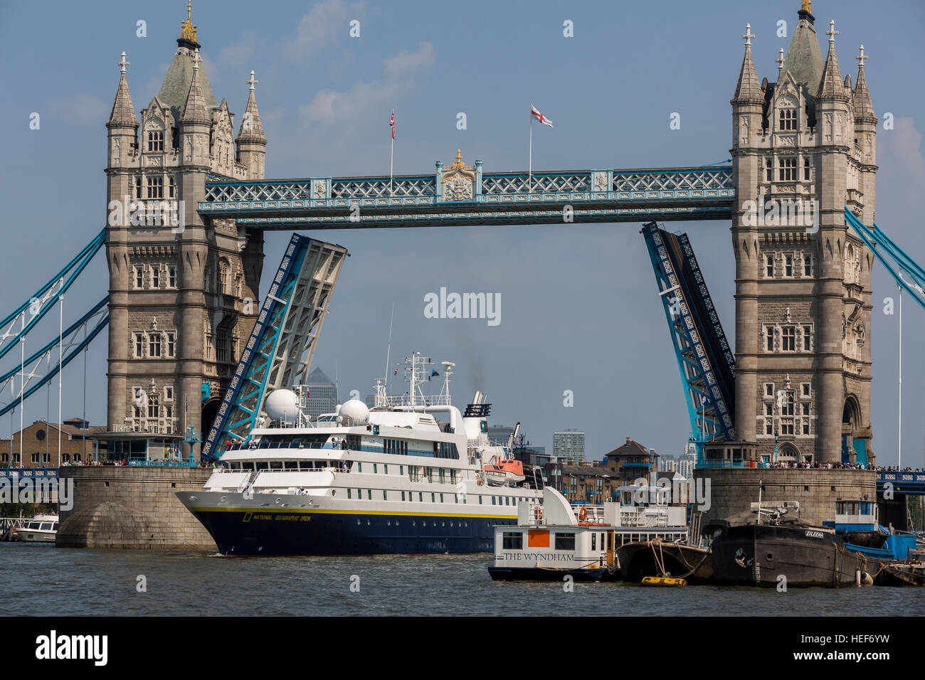 Ein hochseetaugliches Schiff Dämpfen durch die offenen Basilisken der Tower Bridge, London, Vereinigtes Königreich. Stockfoto