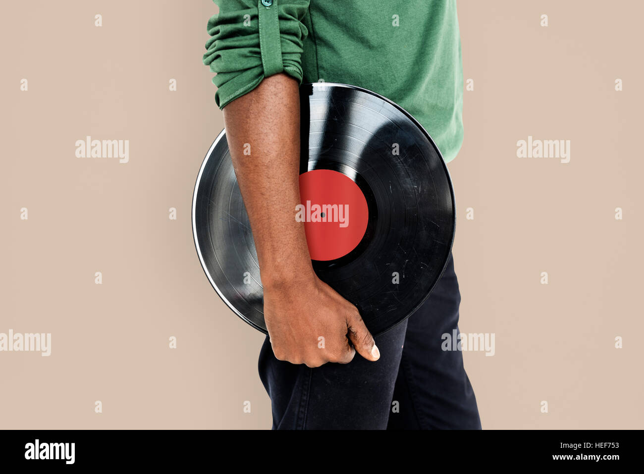 Afrikanischen Mann, hält Vinyl Discjockey Musikkonzept Stockfoto