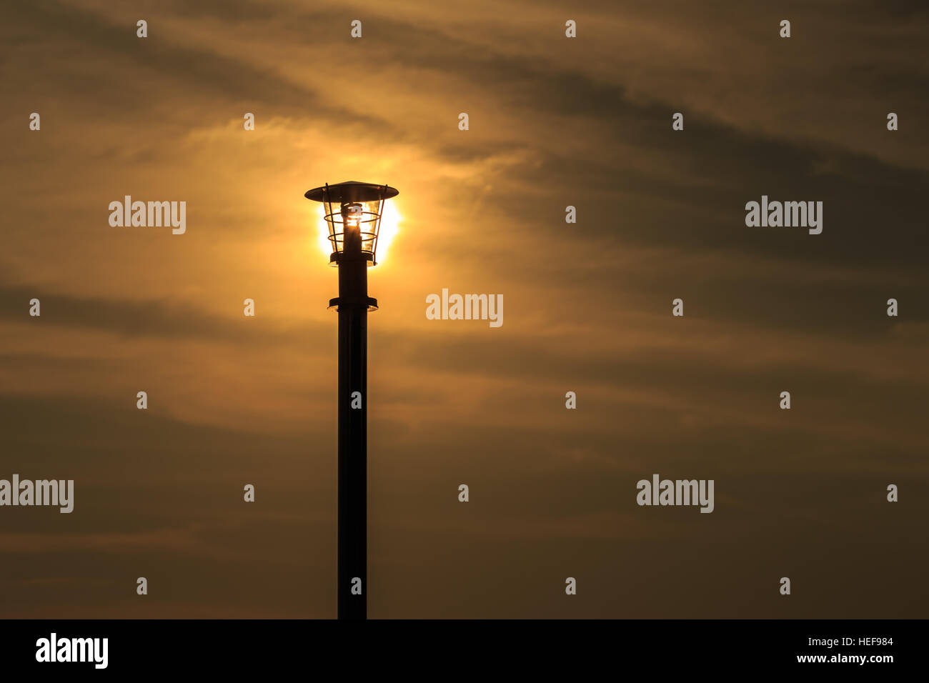 Silhouette der Lampe Pol auf Sonne und Himmel Hintergrund Stockfoto