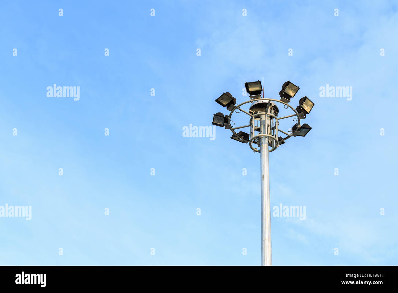 Spot-Licht-Turm an der Straße am blauen Himmelshintergrund Stockfoto