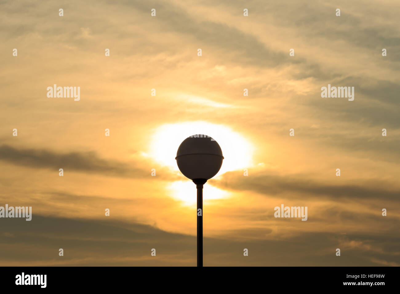 Silhouette der Lampe Pol auf Sonne und Himmel Hintergrund Stockfoto