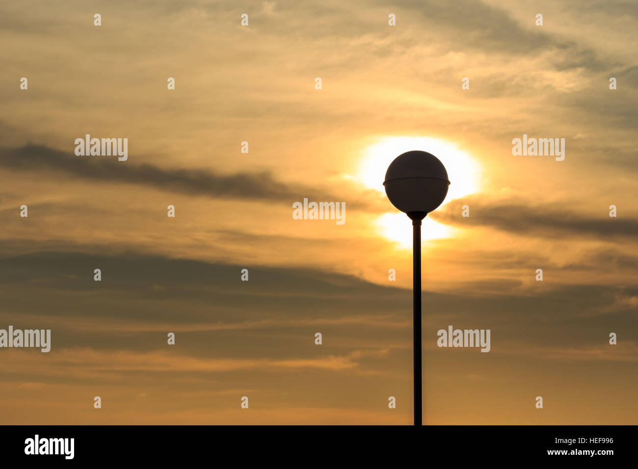 Silhouette der Lampe Pol auf Sonne und Himmel Hintergrund Stockfoto