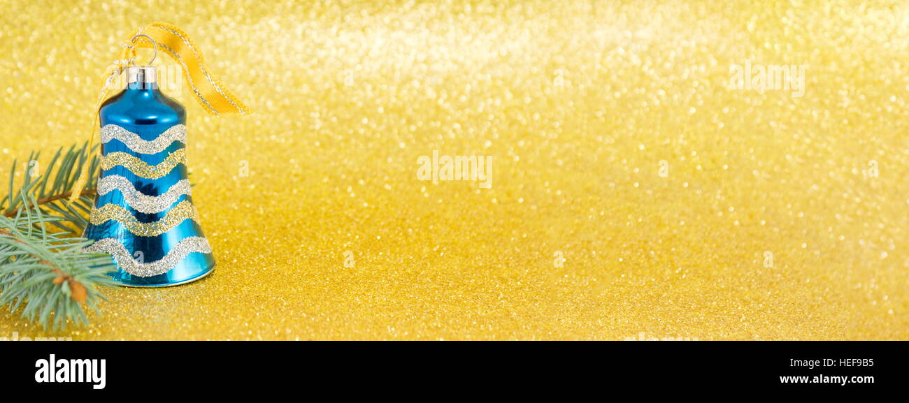 Blue Christmas Bell auf Flitter gelb hinterlegt Stockfoto
