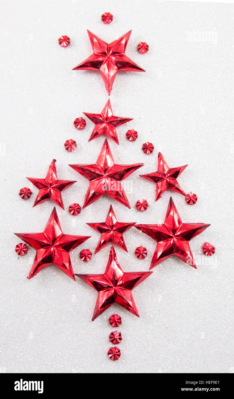 Weihnachtsbaum-Form gemacht, der rote sternförmigen Ornamenten Stockfoto
