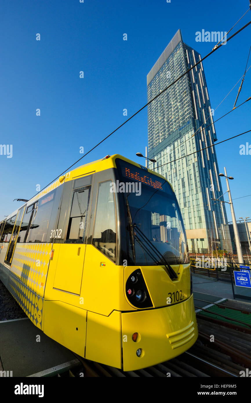 Light Railway System bei Deansgate Station in Manchester England, vor Manchesters höchsten Gebäude, der Beetham Tower Stockfoto