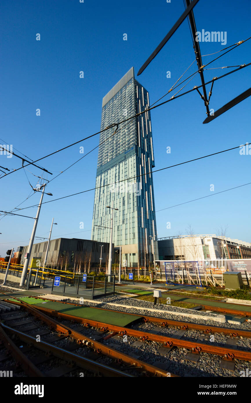 Light Railway System bei Deansgate Station in Manchester England, vor Manchesters höchsten Gebäude, der Beetham Tower Stockfoto