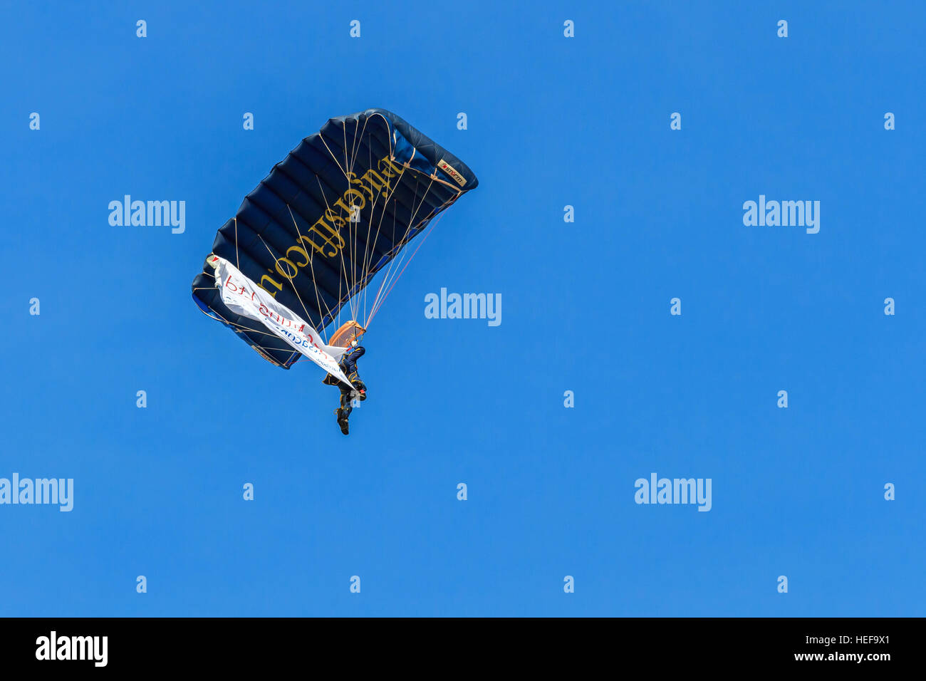 Drei Tiger Freefall ParachuteTeam Mitglieder gestapelt, sobald er sich vor dem Publikum in Southport Airshow landen Stockfoto
