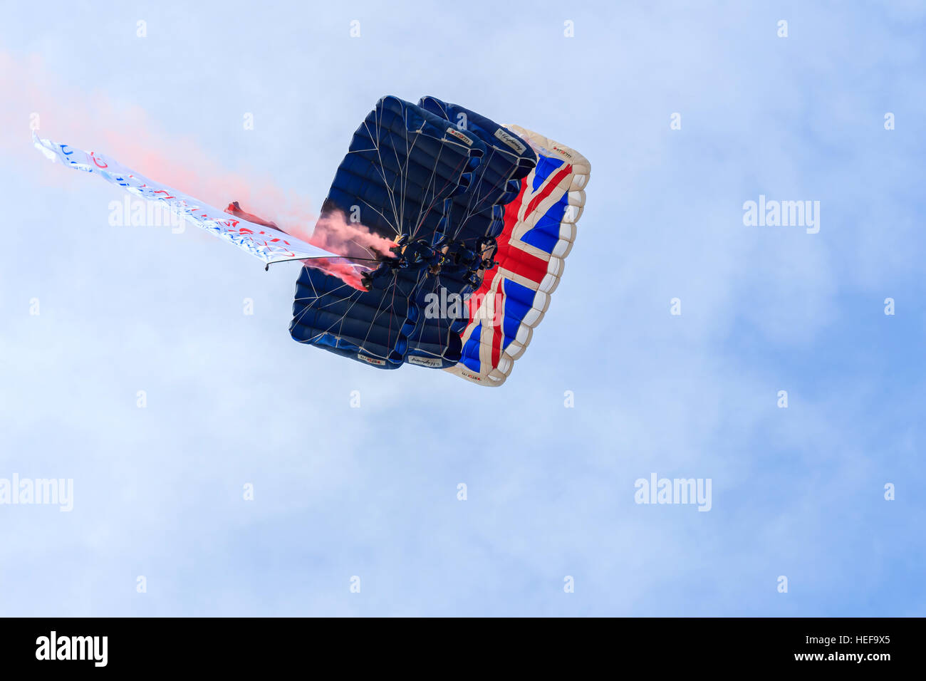 Drei Tiger Freefall ParachuteTeam Mitglieder gestapelt, sobald er sich vor dem Publikum in Southport Airshow landen Stockfoto