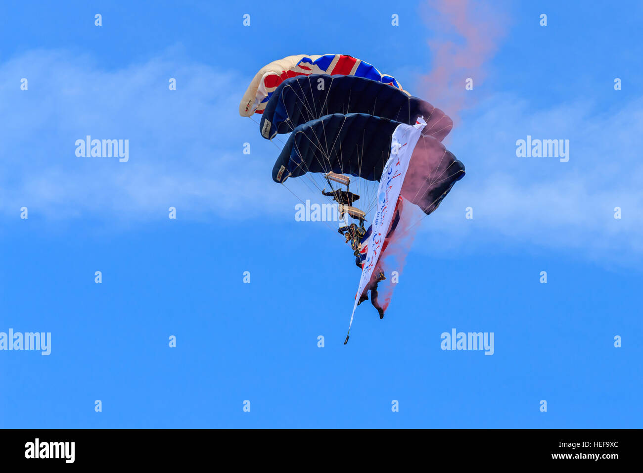 Drei Tiger Freefall ParachuteTeam Mitglieder gestapelt, sobald er sich vor dem Publikum in Southport Airshow landen Stockfoto
