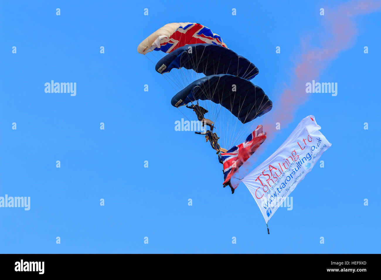 Drei Tiger Freefall ParachuteTeam Mitglieder gestapelt, sobald er sich vor dem Publikum in Southport Airshow landen Stockfoto