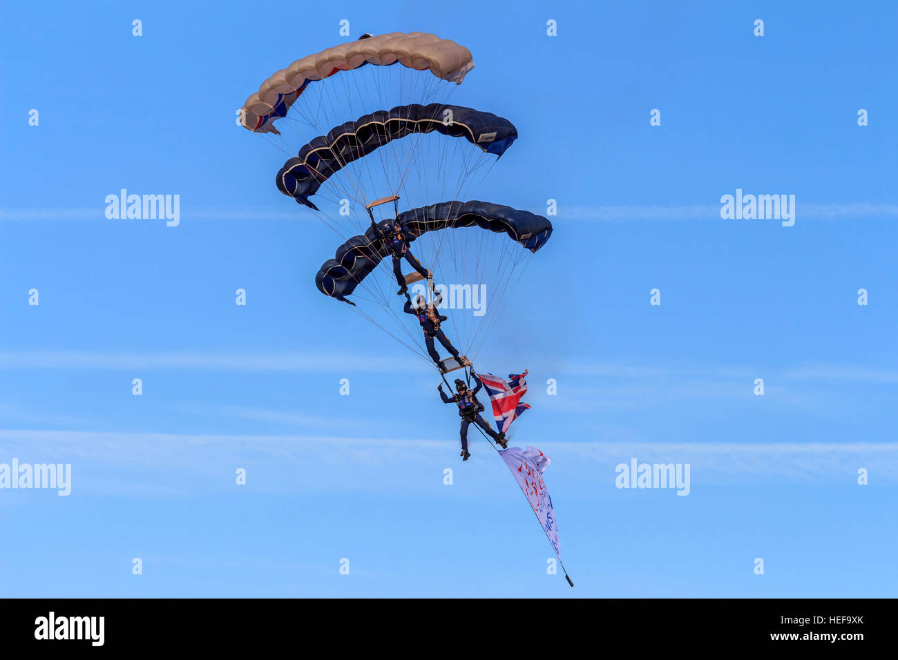 Drei Tiger Freefall ParachuteTeam Mitglieder gestapelt, sobald er sich vor dem Publikum in Southport Airshow landen Stockfoto