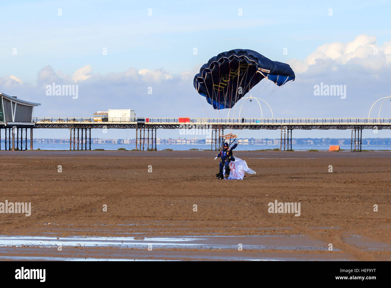 Tiger Freefall ParachuteTeam Mitglied Landung und winkte das Publikum bei Southport airshow Stockfoto