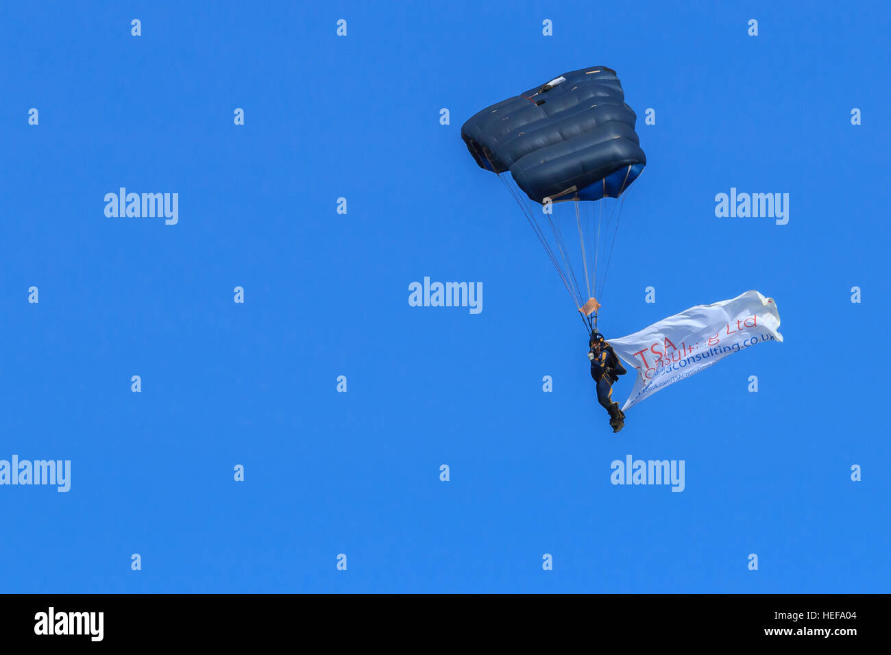 Tiger Freefall ParachuteTeam Mitglied Paragliding in bereit, vor der Menge auf Southport Airshow zu landen Stockfoto