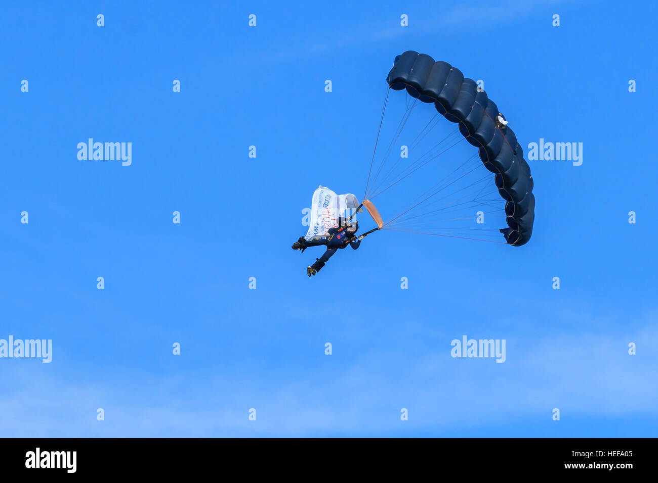 Tiger Freefall ParachuteTeam Mitglied Paragliding in bereit, vor der Menge auf Southport Airshow zu landen Stockfoto