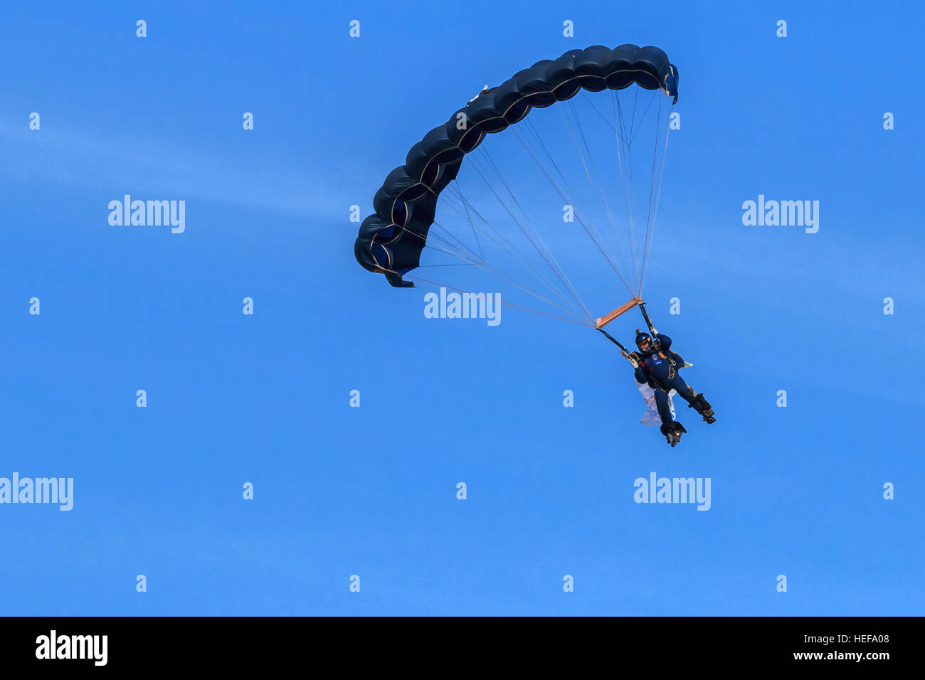 Tiger Freefall ParachuteTeam Mitglied Paragliding in bereit, vor der Menge auf Southport Airshow zu landen Stockfoto